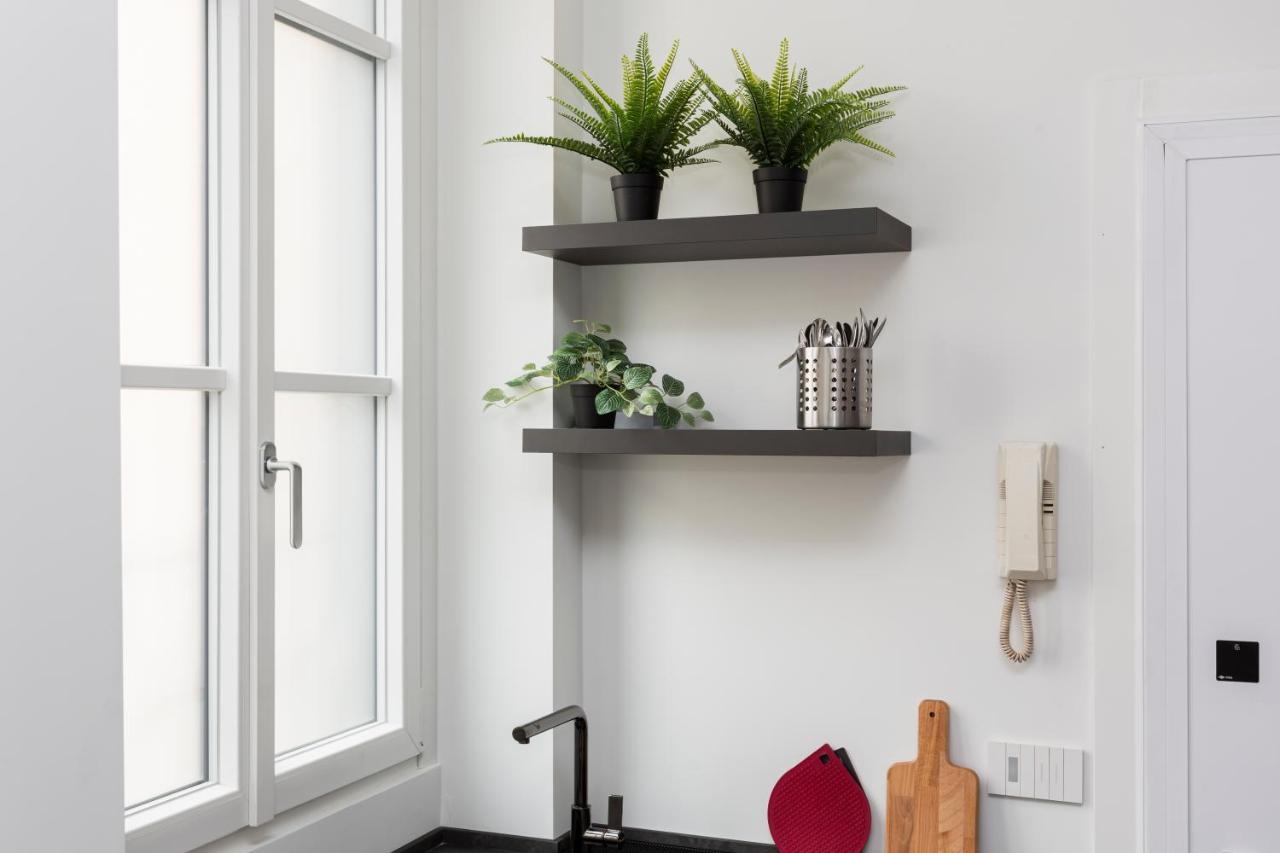 Nest For 2 In Fashion District Via S Cecilia * Milaan