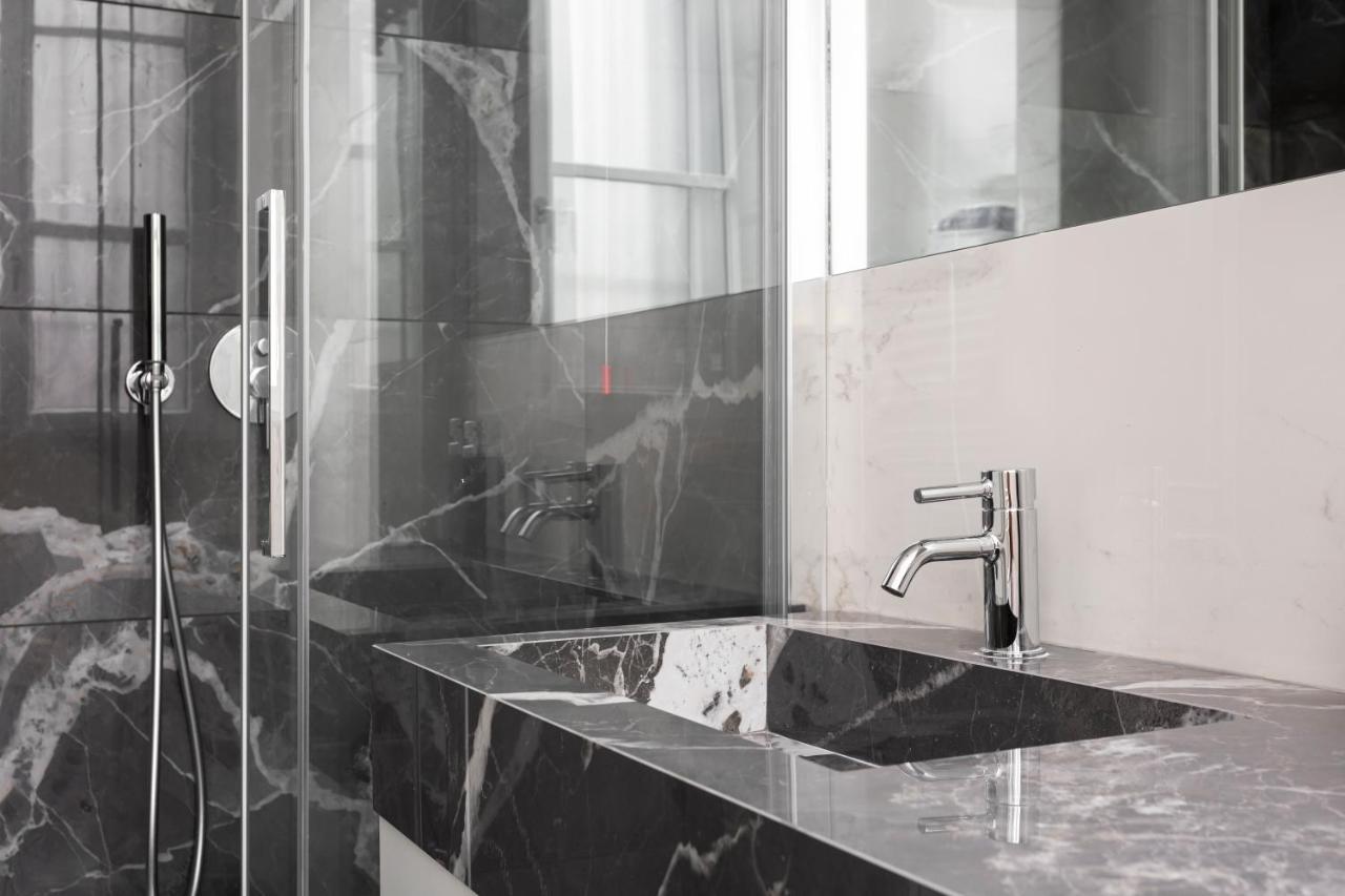 Nest For 2 In Fashion District Via S Cecilia * Milaan