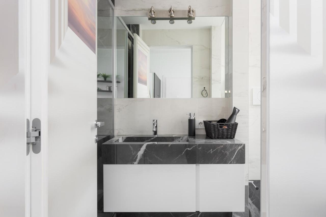 Nest For 2 In Fashion District Via S Cecilia Milaan